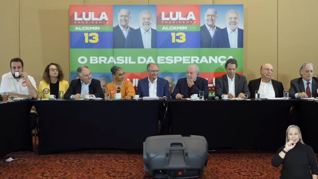 Lula está no meio da foto e ao seu lado esquerdo e direito estão ex-candidatos ao Governo Federal.