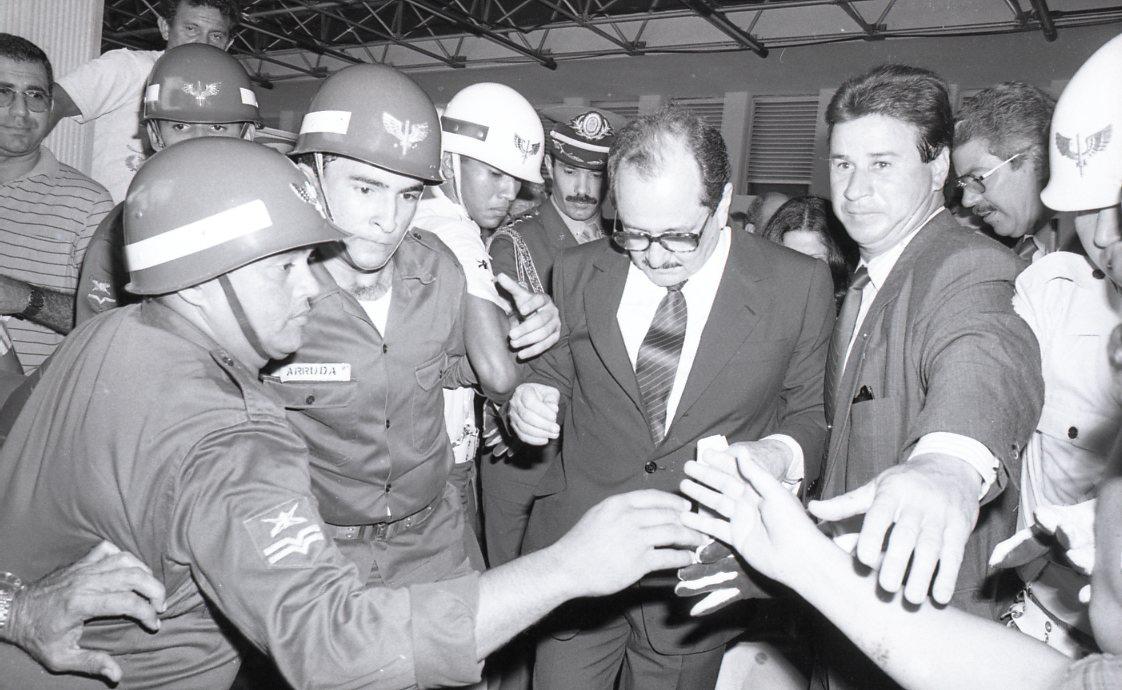 Na foto chegada do presidente em exercício Paes de Andrade em Fortaleza.  Movimentação no Aeroporto Velho. Data: 24/02/1989