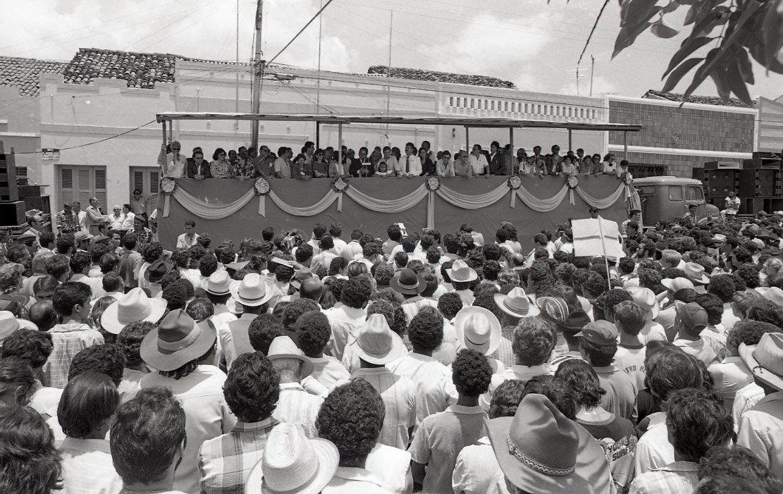 Foto da visita do presidente em exercício Paes de Andrade a Mombaça. No detalhe Paes de Andrade discursando no palanque. Data: 25/02/1989
