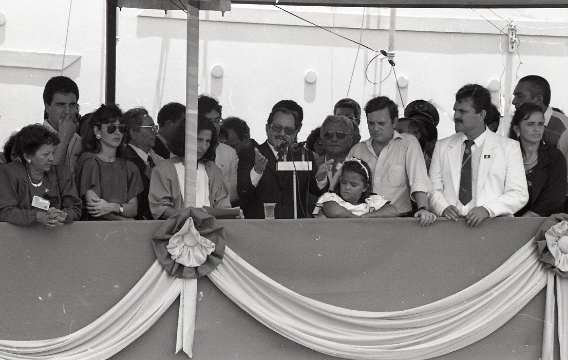 Visita do presidente em exercício Paes de Andrade a Mombaça. No detalhe, Paes de Andrade discursando no palanque. Data: 25/02/1989