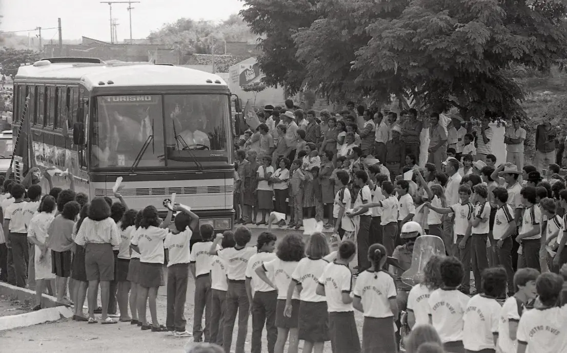 Visita do presidente em exercício Paes de Andrade chegando no Aeroporto da cidade de Mombaça. Data: 25/02/1989