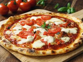 Pizza com queijo e tomate