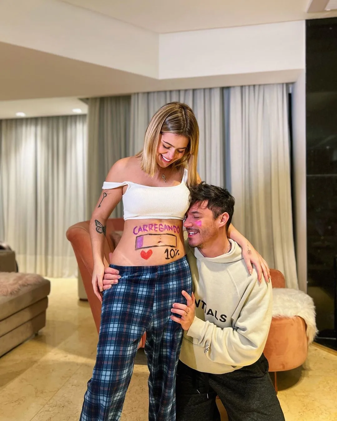 Viih Tube e Eliezer anunciam gravidez