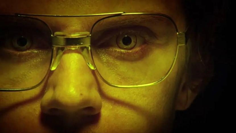 Evan Peters como Jeffrey Dahmer