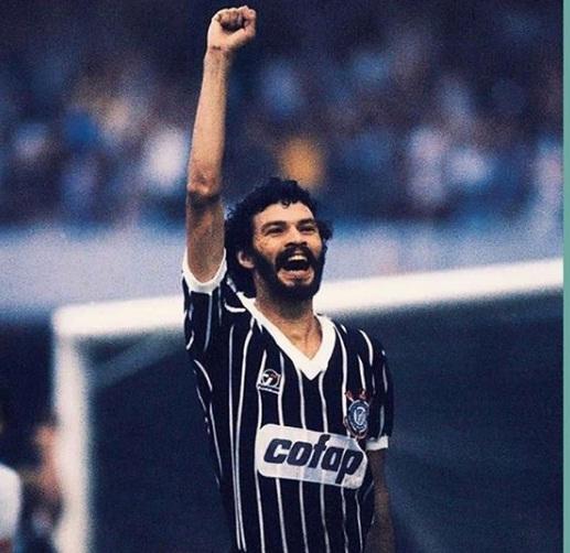 Sócrates em comemoração com punho erguido