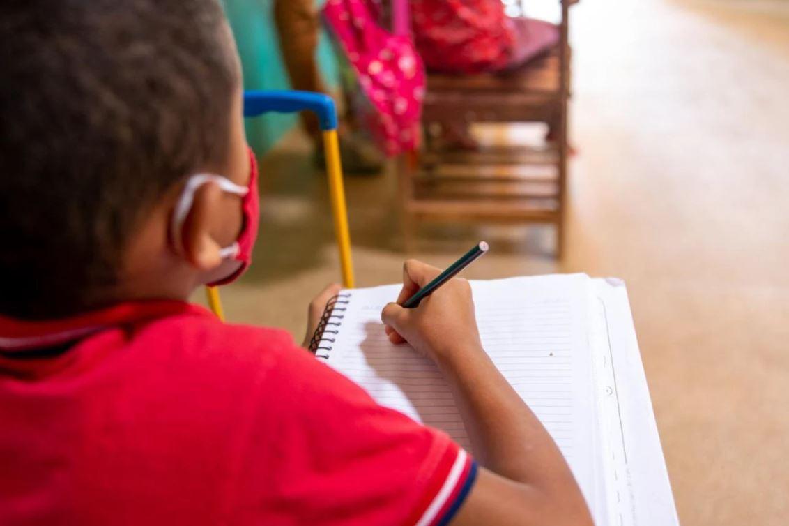 Criança na escola no Ceará