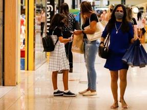Transeuntes em shopping de Fortaleza. Alguns utilizam máscara de proteção contra a Covid-19.