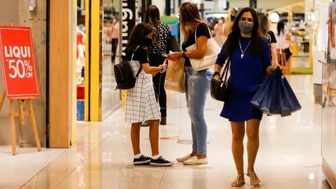 Transeuntes em shopping de Fortaleza. Alguns utilizam máscara de proteção contra a Covid-19.