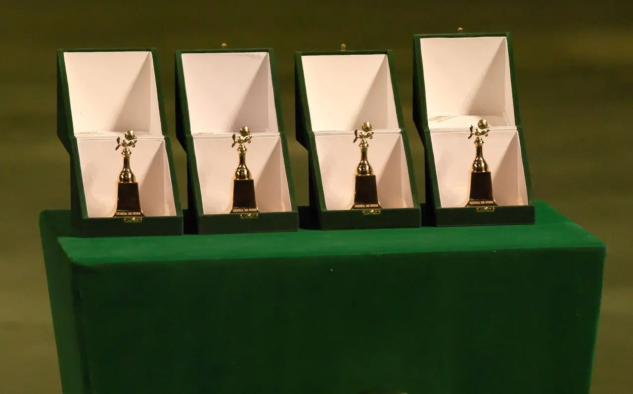 quatro troféus sereia de ouro lado a lado