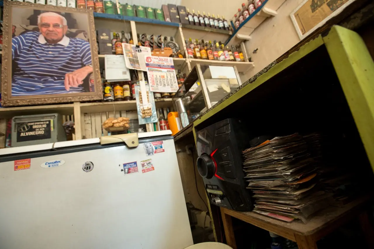 Seu Nogueira e a coleção de discos que tocam no bar