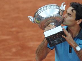 Imagem mostra tenista Roger Federer erguendo taça