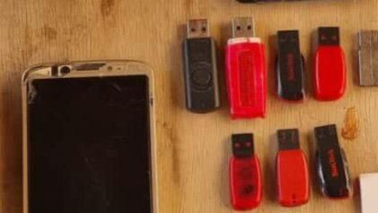 Celular e pen drives foram apreendidos em operação