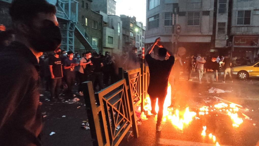 manifestantes em rua do irã