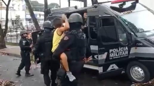 Três agentes do BOPE, um deles carregando uma criança nos braços, se aproximam de uma viatura da corporação após libertar garoto de 7 anos de cativeiro em Belo Horizonte em 22 de setembro de 2022