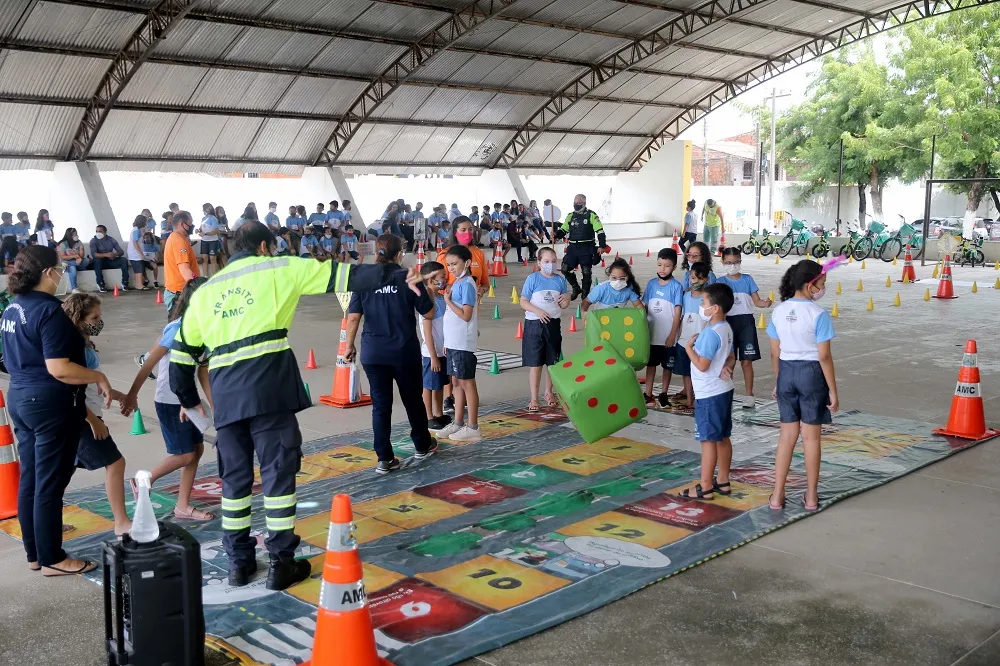 AMC leva às escolas equipes e estrutura para ensinar educação no trânsito por meio de braincadeiras