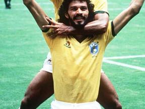 Sócrates comemora gol pela Seleção Brasileira