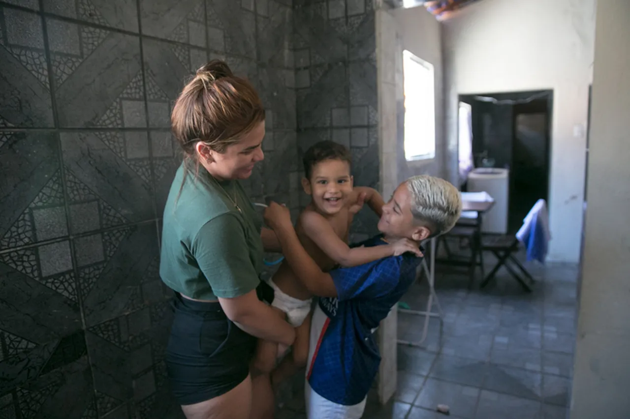 A mãe de Bruno, Rogeane, é que gerencia a carreira do menino