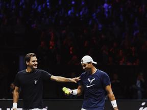 Imagem mostra dois jogadores de tênis