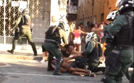 Imagens mostra momento que policiais militares agridem mulher no Parque Araxá em 22 de setembro de 2021