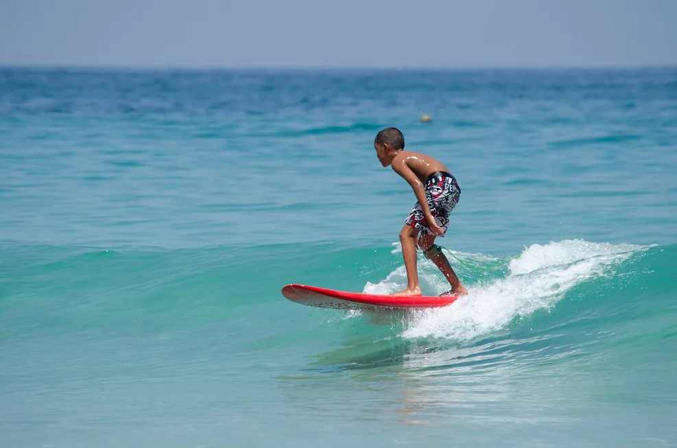O surfe está entre os esportes aquáticos ofertados por escolas da Capital