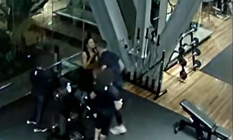 imagem de câmera de segurança mostra homem verbalizando violentamente contra mulher