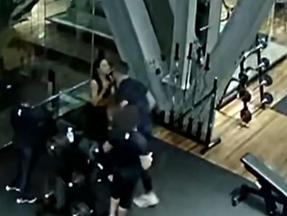 imagem de câmera de segurança mostra homem verbalizando violentamente contra mulher