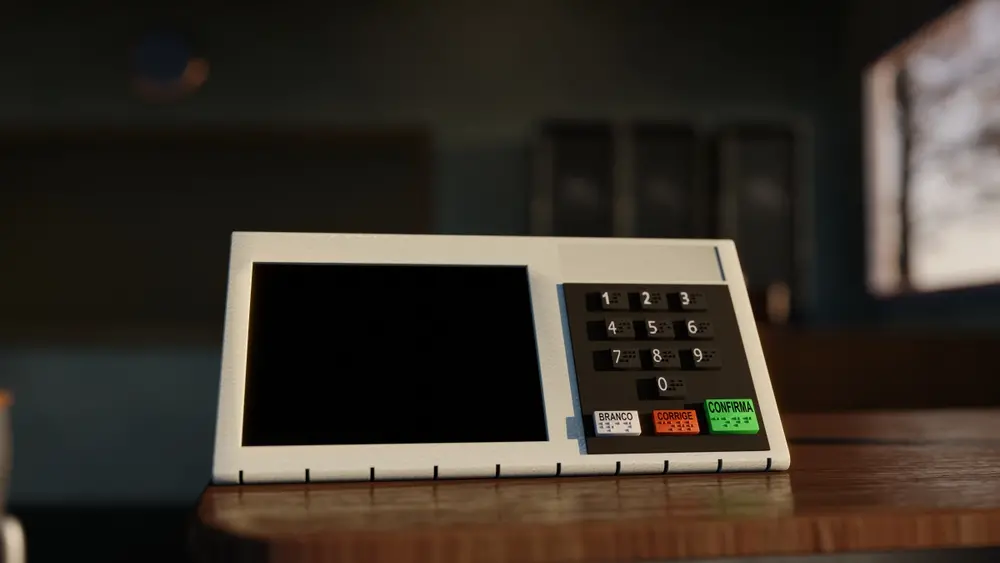 Urna eletrônica em cima de uma mesa de madeira