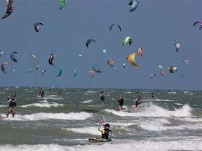 Kitesurfistas no mar da praia do Cumbuco no Kiteparade 2022