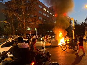 Manifestações/ carros/ motos/ polícia iraniana/ fogo