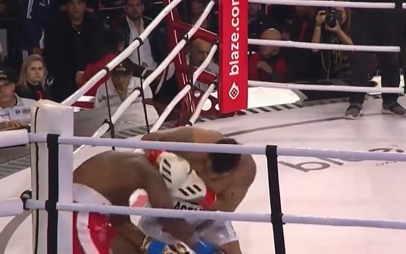 Imagem mostra dois lutadores em ringue