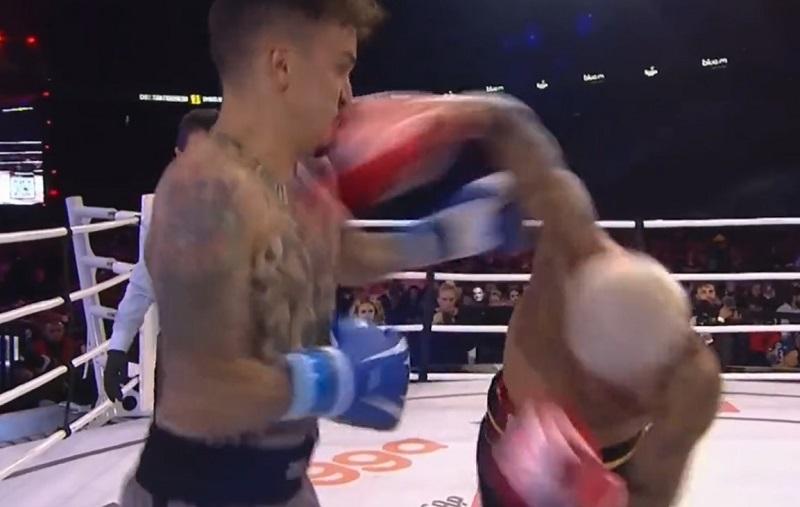 Imagem mostra dois homens lutando