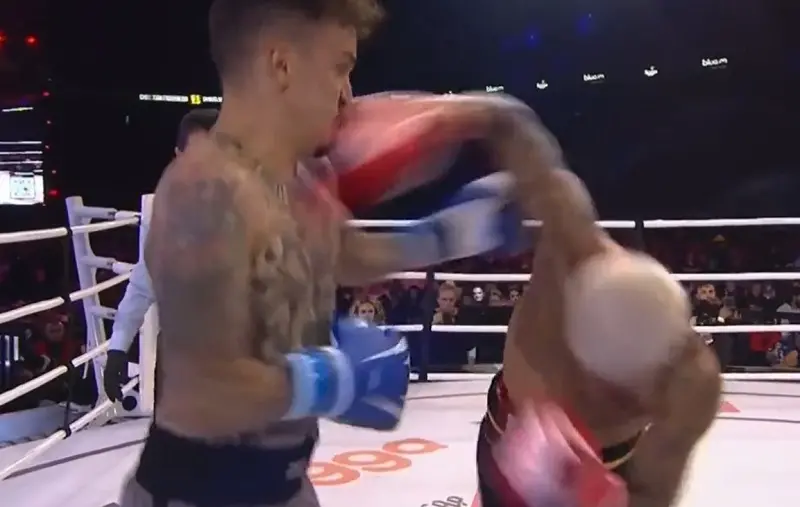 Imagem mostra dois homens lutando