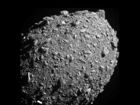 imagem de nave da nasa colidindo com asteroide