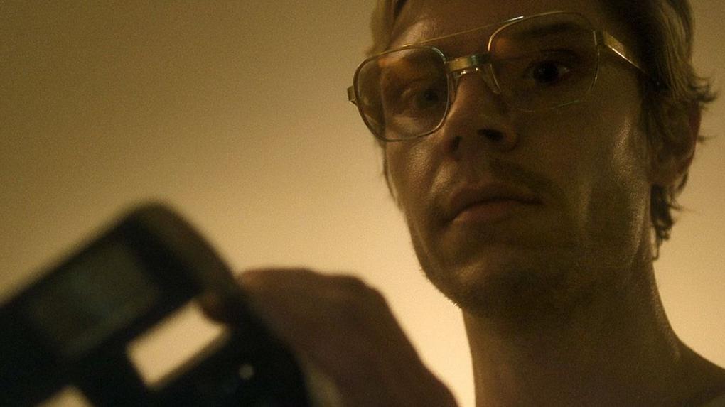 Evan Peters como Jeffrey Dahmer em série da Netflix