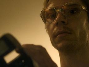 Evan Peters como Jeffrey Dahmer em série da Netflix