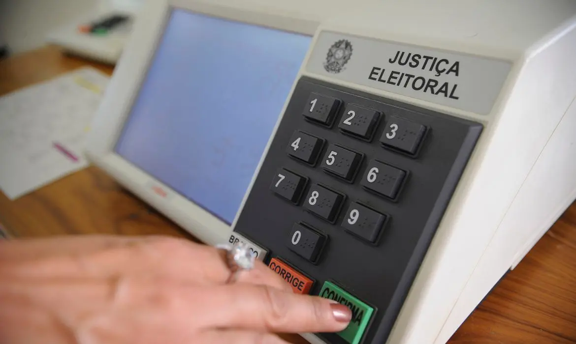 Urna eletrônica, eleições, voto nulo, voto em branco