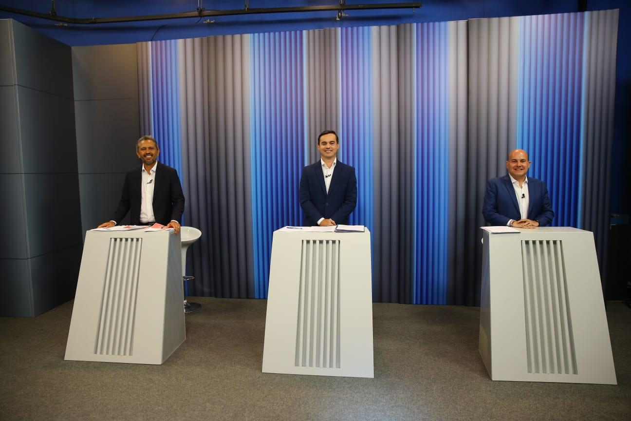 Elmano de Freitas (PT), Capitão Wagner (União Brasil) e Roberto Cláudio (PDT) participam do confronto de ideias