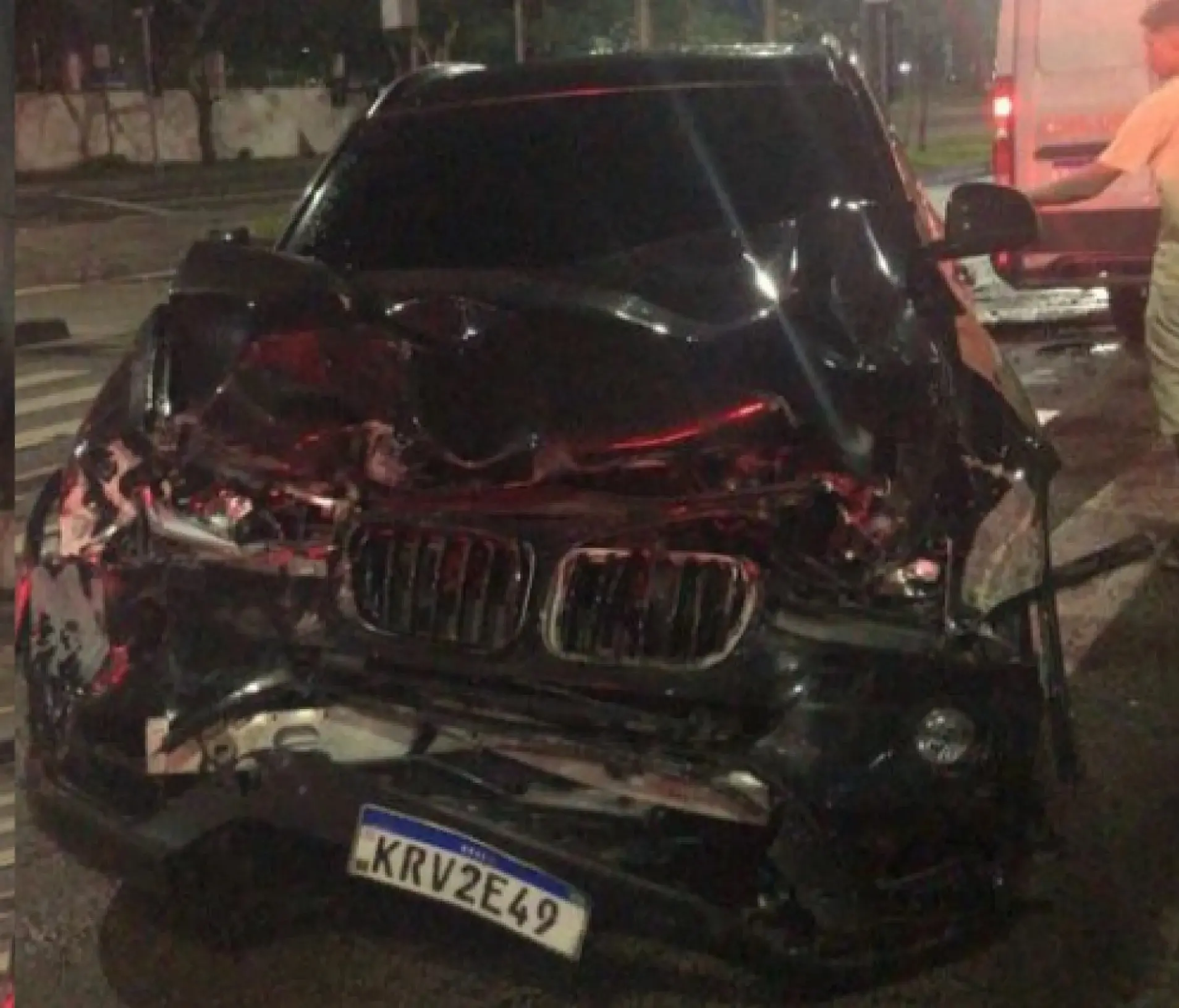 Frente de veículo ficou altamente danificada