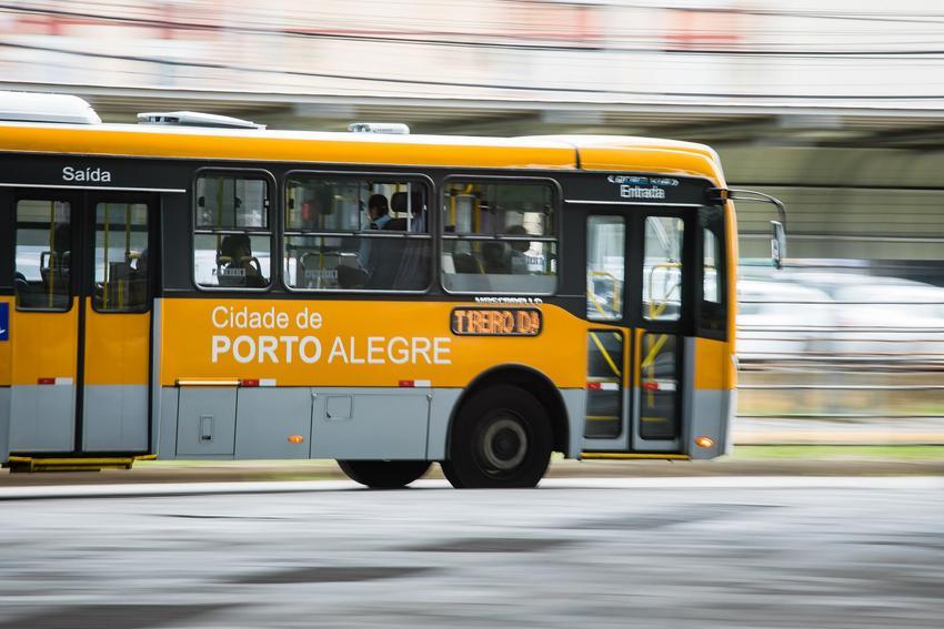 Ônibus de Porto Alegre atravessa uma avenida da capital do Rio Grande do Sul.