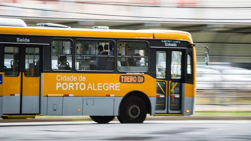 Ônibus de Porto Alegre atravessa uma avenida da capital do Rio Grande do Sul.