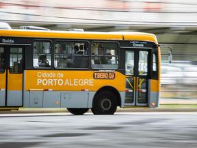 Ônibus de Porto Alegre atravessa uma avenida da capital do Rio Grande do Sul.