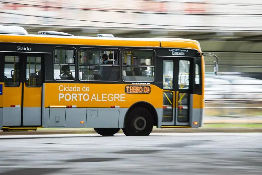 Ônibus de Porto Alegre atravessa uma avenida da capital do Rio Grande do Sul.