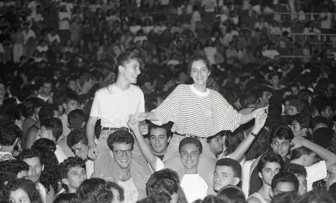 Antes mesmo dos portões abrir, longas filas se concentravam do lado de fora do Ginásio Paulo Sarasate