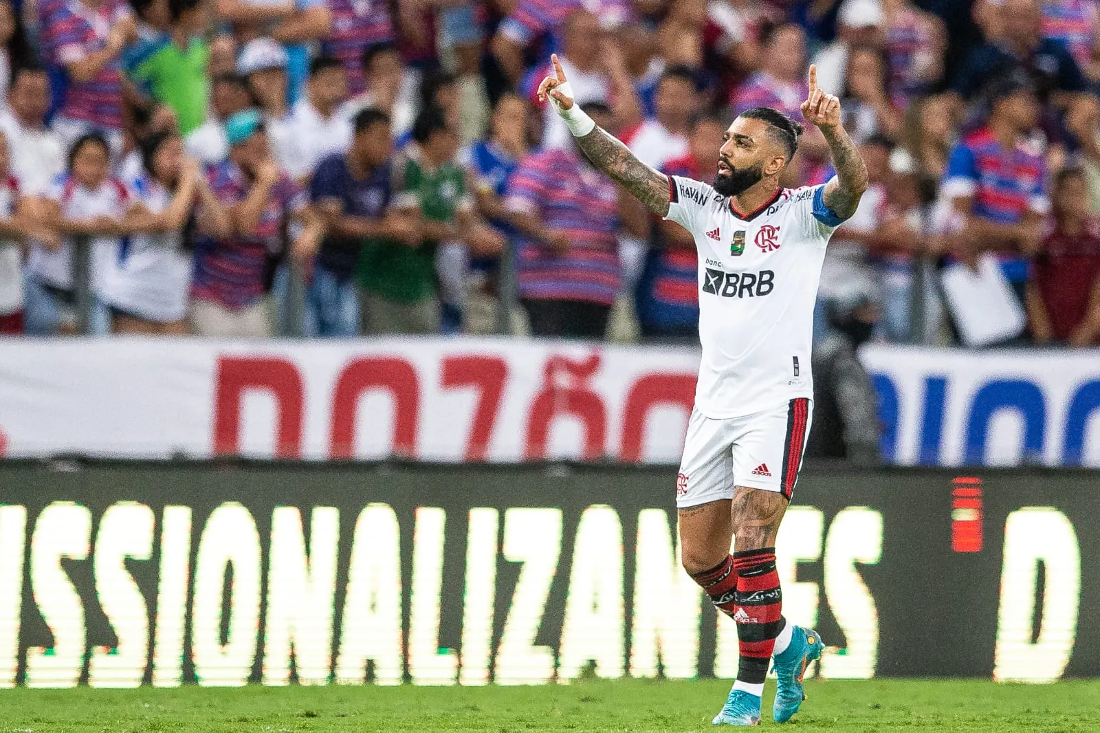 Gabigol comemora gol em jogo