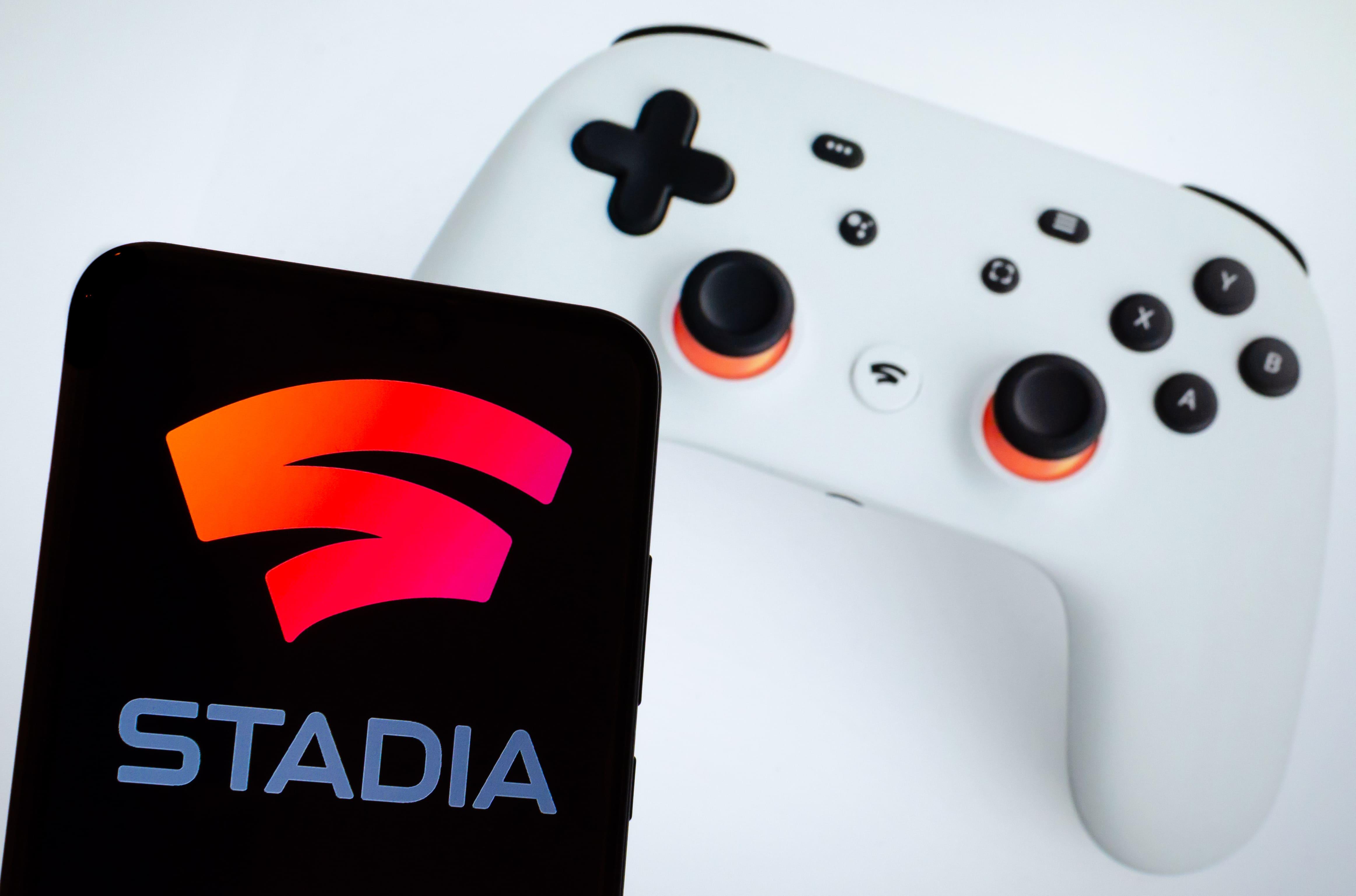 Imagem mostra console de videogame e celular ligado no Google Stadia