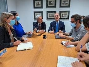 Cônsul-geral do Brasil em Lisboa (direita) e secretário de Assuntos Multilaterais Políticos do Itamaraty (esquerda) recebem correspondentes brasileiros para coletiva