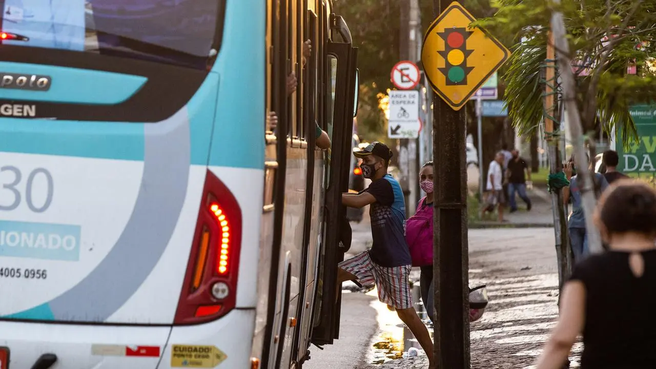 Pessoa subindo em ônibus