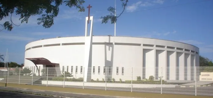 A Igreja da Glória, na Av. Oliveira Paiva, no bairro Cidade dos Funcionários, em Fortaleza, será um dos pontos de votação nestas eleições