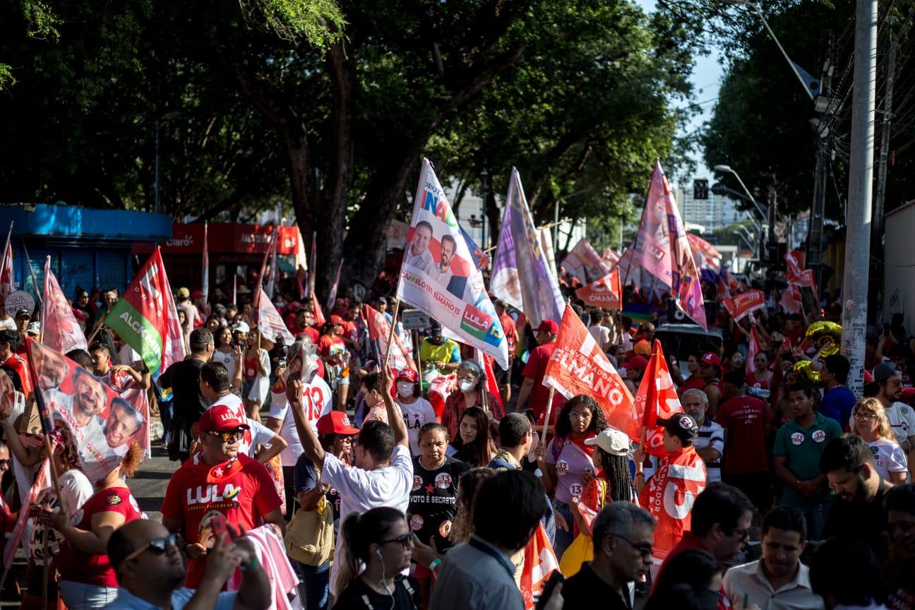 Apoiadores do PT reunidos na Praça da Bandeira.