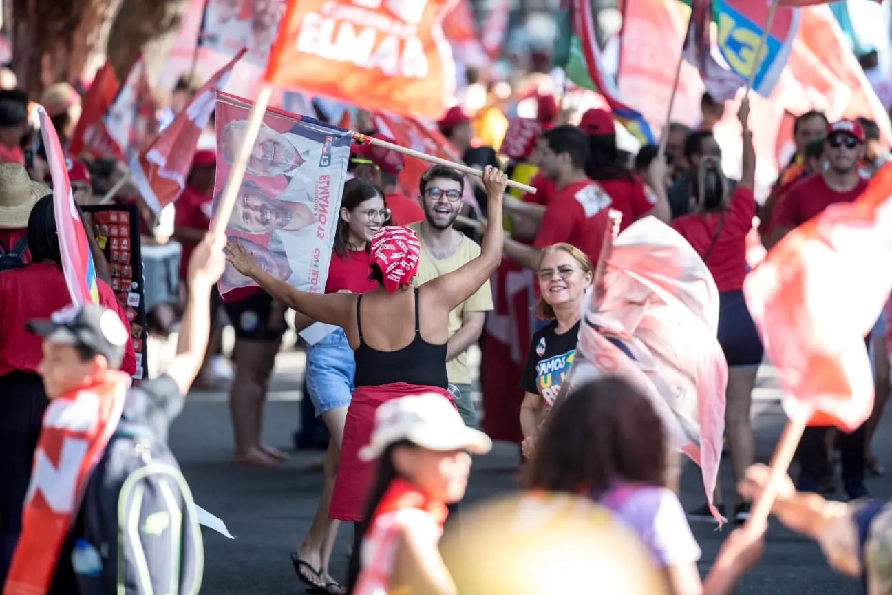 Militantes do PT seguram bandeiras de apoio a Elmano, Camilo e Lula no Centro de Fortaleza